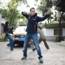 Sebastian Vettel en su pose de Kung Fu