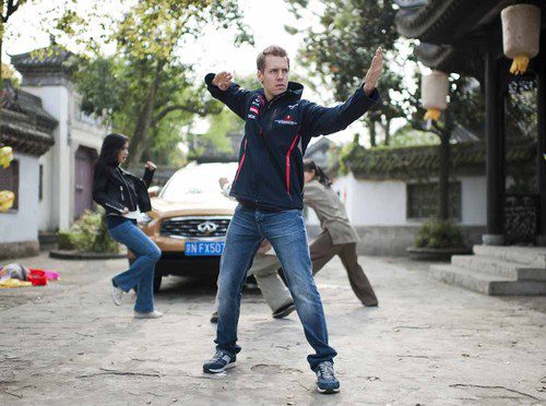 Sebastian Vettel en su pose de Kung Fu