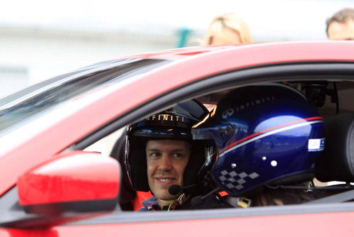 Sebastian Vettel conduciendo un Infiniti en China