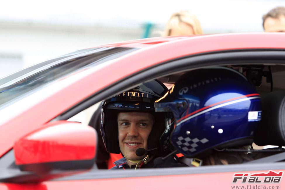 Sebastian Vettel conduciendo un Infiniti en China