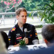 Sebastian Vettel habla con la prensa en el circuito de Shanghai