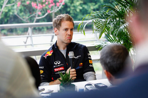 Sebastian Vettel habla con la prensa en el circuito de Shanghai