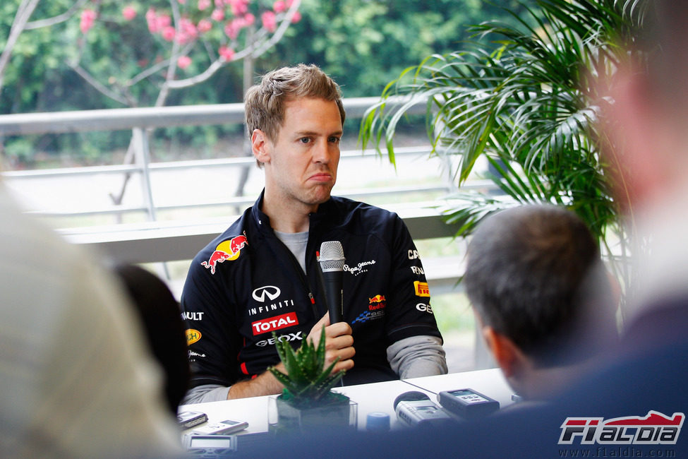 Sebastian Vettel habla con la prensa en el circuito de Shanghai