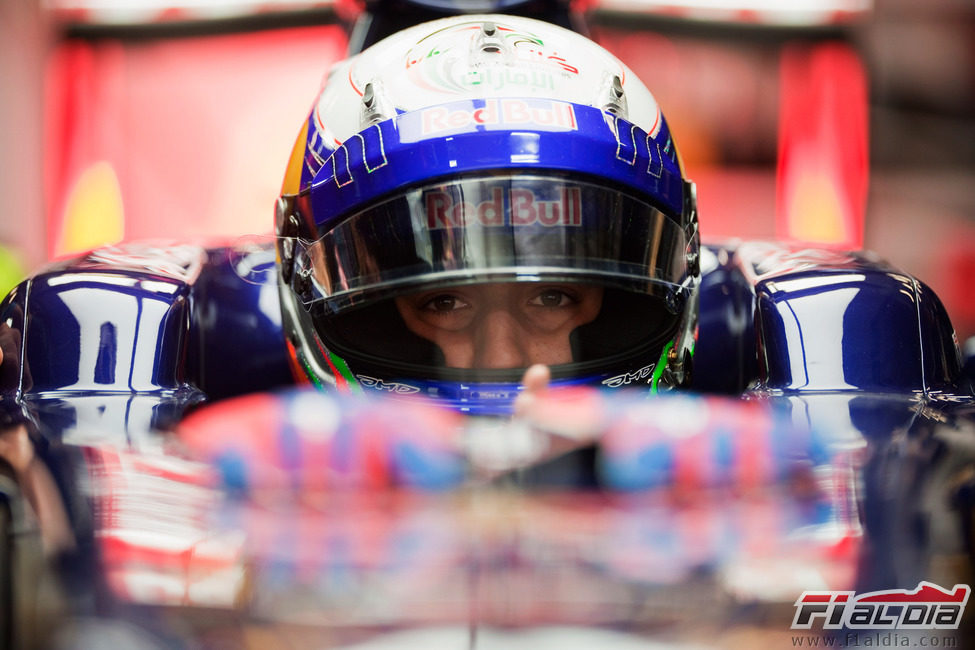 Daniel Ricciardo subido a su STR7 antes de salir a pista