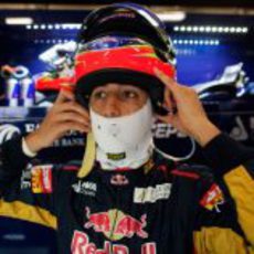 Ricciardo se coloca el casco para subirse al monoplaza