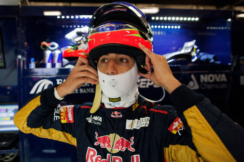 Ricciardo se coloca el casco para subirse al monoplaza