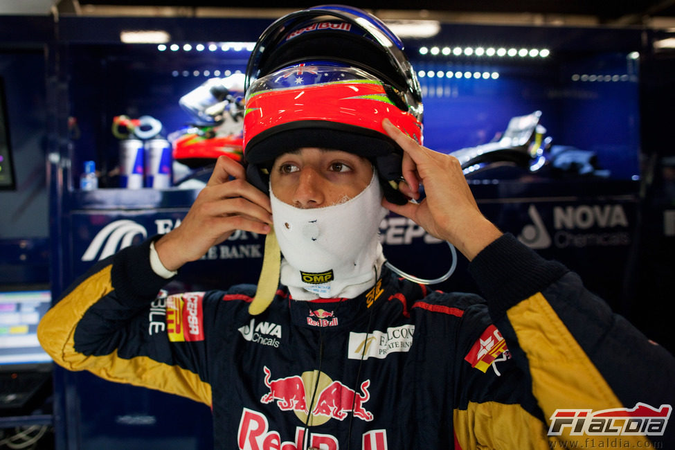 Ricciardo se coloca el casco para subirse al monoplaza