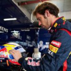 Vergne se dirige a coger el casco para prepararse