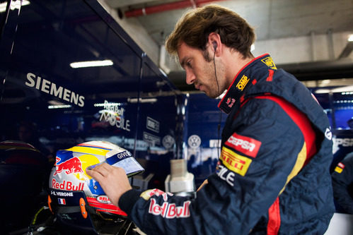 Vergne se dirige a coger el casco para prepararse