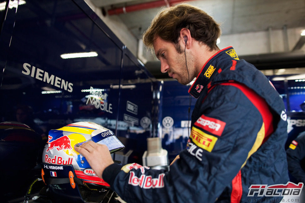 Vergne se dirige a coger el casco para prepararse