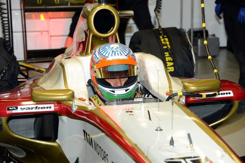 Narain Karthikeyan espera en el garaje para salir al circuito