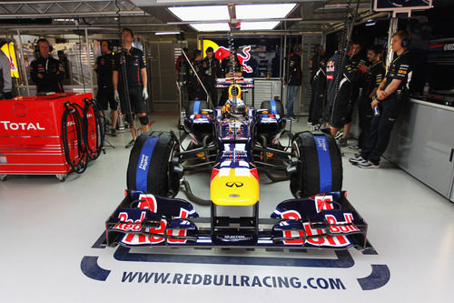 Sebastian Vettel permanece en el garaje de Red Bull antes de salir a pista