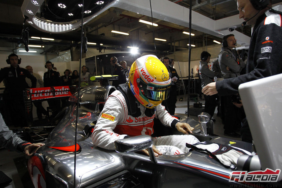 Lewis Hamilton sentándose en su MP4-27