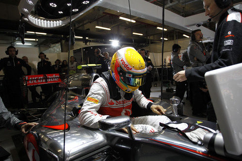 Lewis Hamilton sentándose en su MP4-27