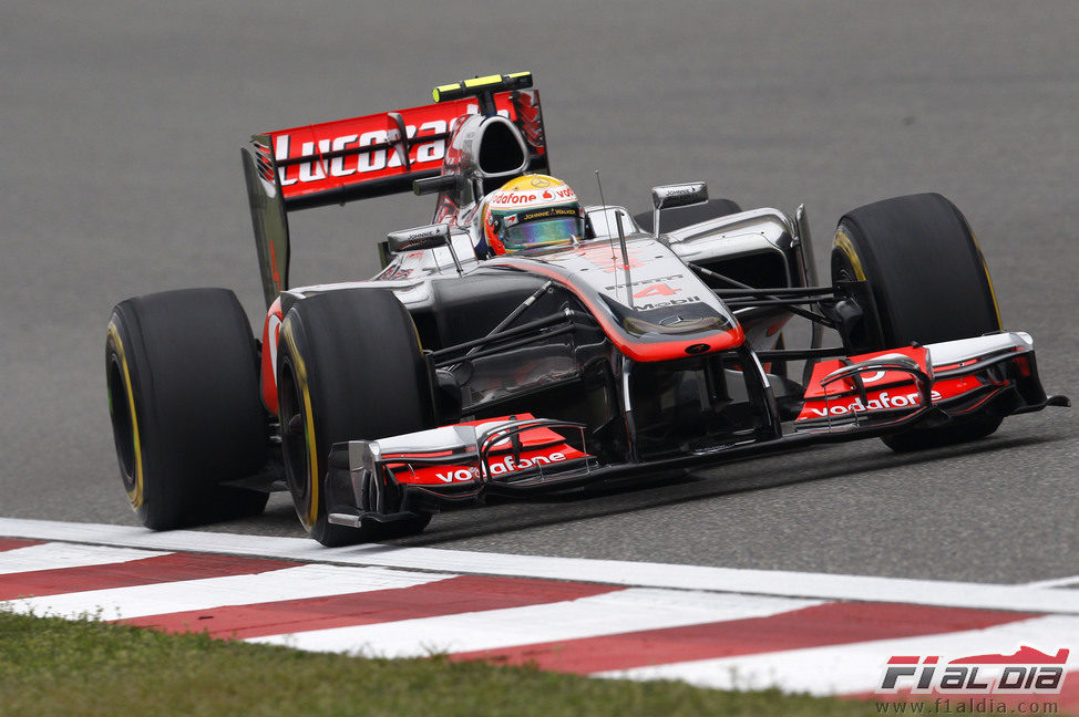 Lewis Hamilton dando una vuelta en el Circuito Internacional de Shanghái