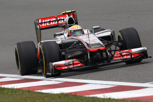 Lewis Hamilton dando una vuelta en el Circuito Internacional de Shanghái