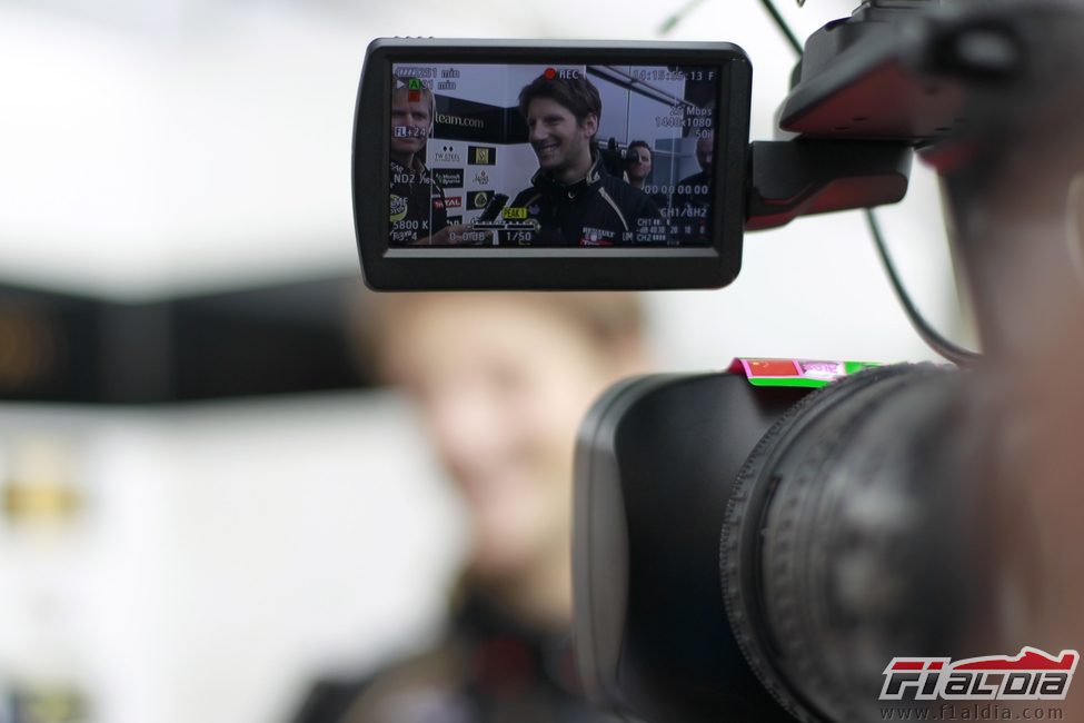 Romain Grosjean atiende a los medios en el GP de China
