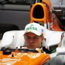 Nico Hülkenberg espera sentado en el VJM05