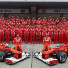 Foto de familia del equipo Ferrari en el GP de China 2012