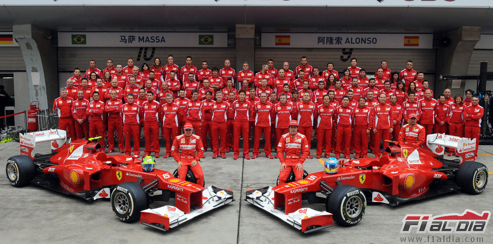Foto de familia del equipo Ferrari en el GP de China 2012