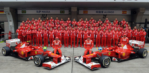 Foto de familia del equipo Ferrari en el GP de China 2012