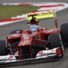 Fernando Alonso con con parafina en el alerón trasero del F2012