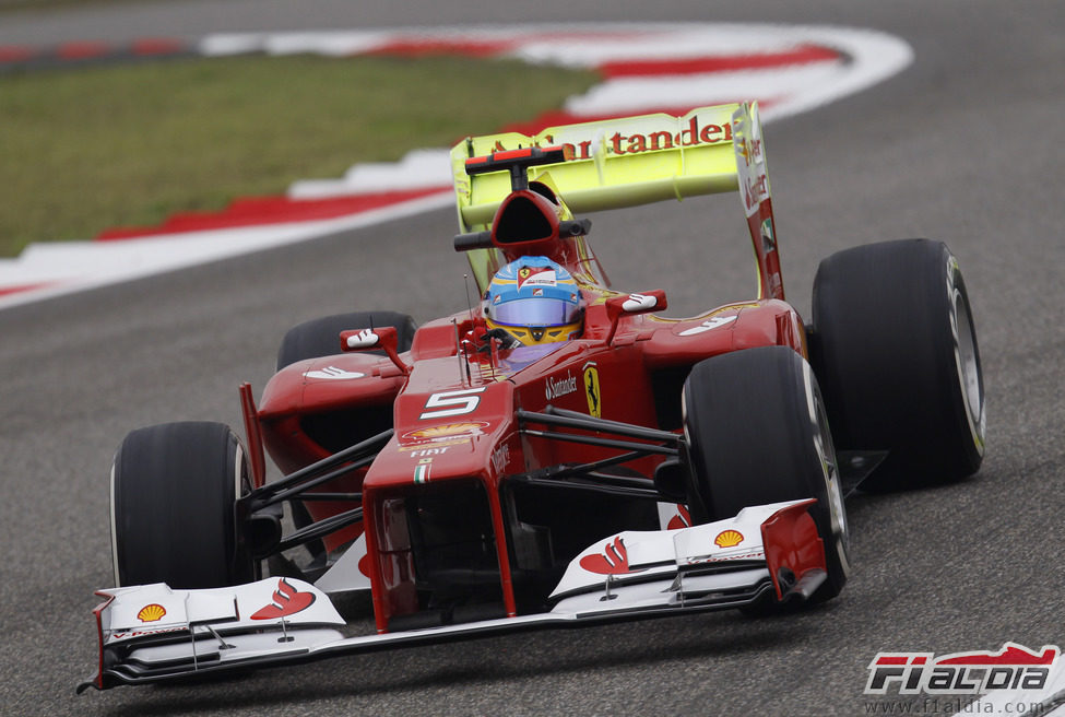 Fernando Alonso con con parafina en el alerón trasero del F2012