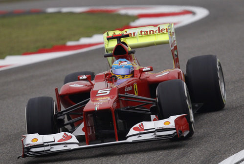 Fernando Alonso con con parafina en el alerón trasero del F2012