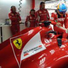 Fernando Alonso se sienta en su Ferrari