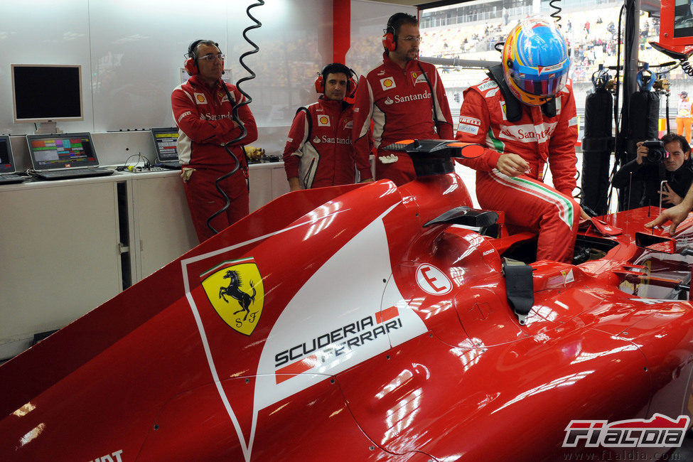 Fernando Alonso se sienta en su Ferrari