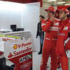 Fernando Alonso y Felipe Massa juntos en el box de Ferrari