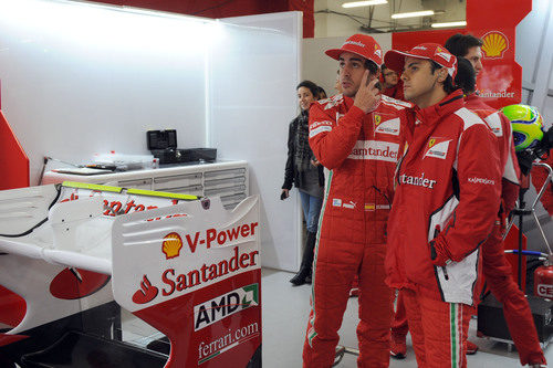 Fernando Alonso y Felipe Massa juntos en el box de Ferrari