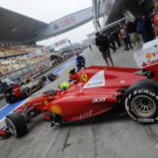 Felipe Massa sale del box de Ferrari en el Circuito de Shanghái