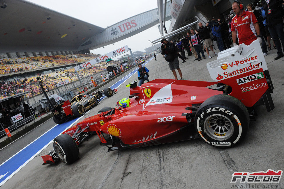 Felipe Massa sale del box de Ferrari en el Circuito de Shanghái