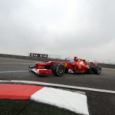 Fernando Alonso aborda una de las curvas del Circuito de Shanghái