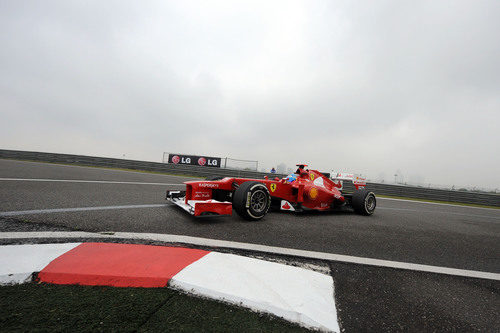 Fernando Alonso aborda una de las curvas del Circuito de Shanghái