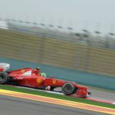 Felipe Massa pilotando el F2012 sobre el asfalto chino de Shanghái