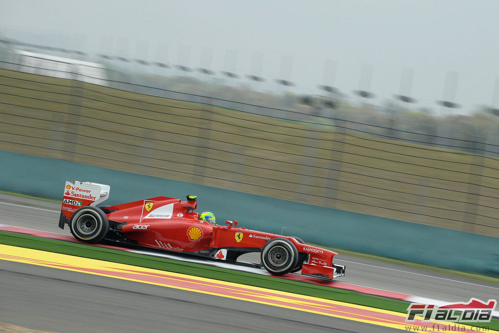 Felipe Massa pilotando el F2012 sobre el asfalto chino de Shanghái