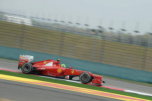 Felipe Massa pilotando el F2012 sobre el asfalto chino de Shanghái