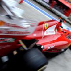 Fernando Alonso sale a toda velocidad del box de Ferrari