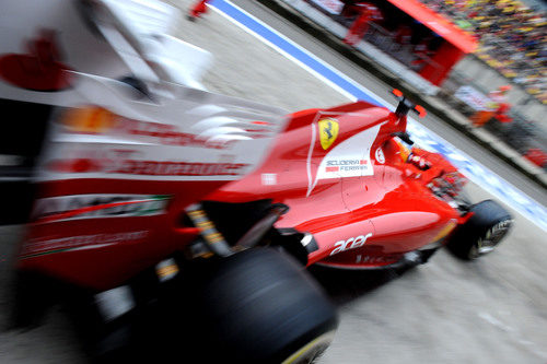 Fernando Alonso sale a toda velocidad del box de Ferrari