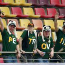 Aficionados de Petrov en las gradas del circuito de Shanghái