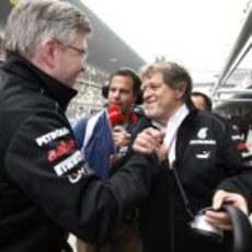 Ross Brawn y Norbert Haug muy contentos con la 'pole' de Nico Rosberg