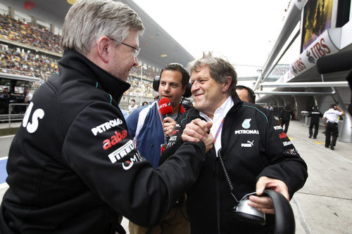 Ross Brawn y Norbert Haug muy contentos con la 'pole' de Nico Rosberg