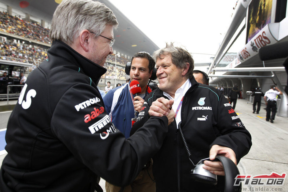Ross Brawn y Norbert Haug muy contentos con la 'pole' de Nico Rosberg