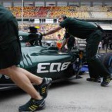 Los mecánicos meten en el box el coche de Giedo van der Garde