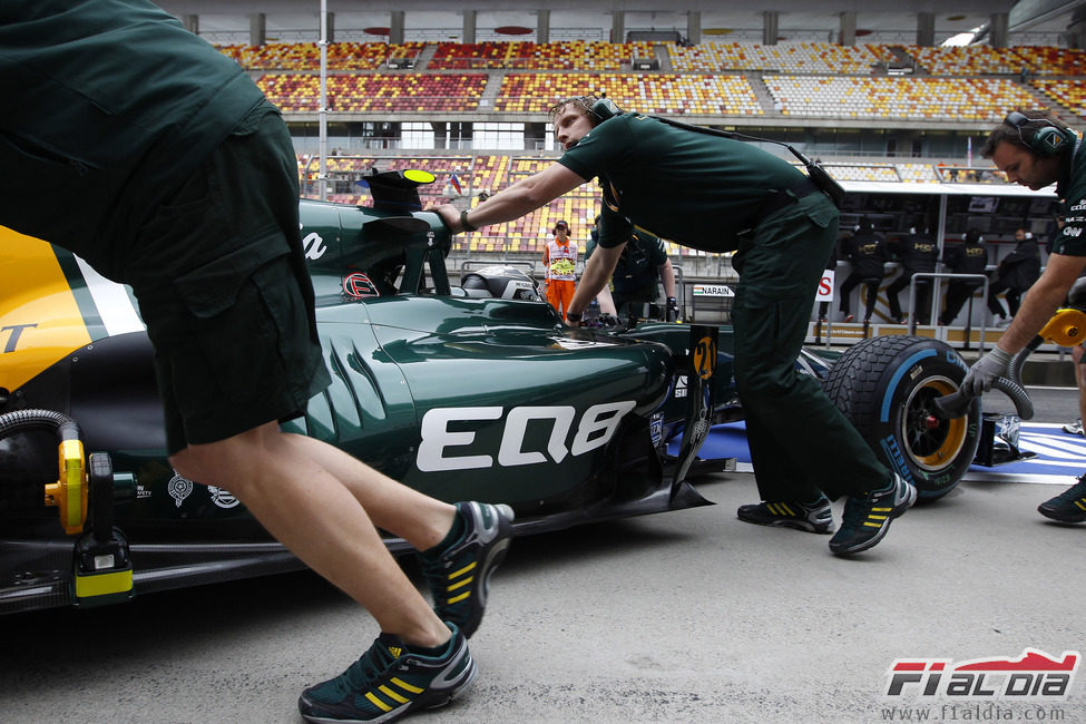 Los mecánicos meten en el box el coche de Giedo van der Garde