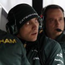 Vitaly Petrov observa desde el muro de Caterham