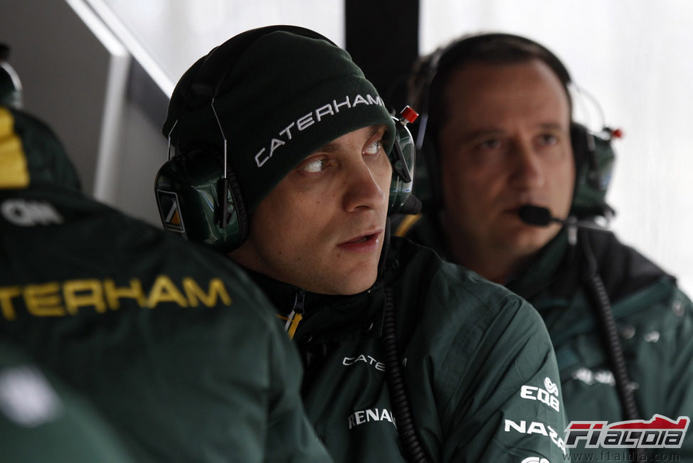 Vitaly Petrov observa desde el muro de Caterham