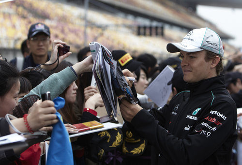 Nico Rosberg atiende a los aficionados del paddock de Shanghái